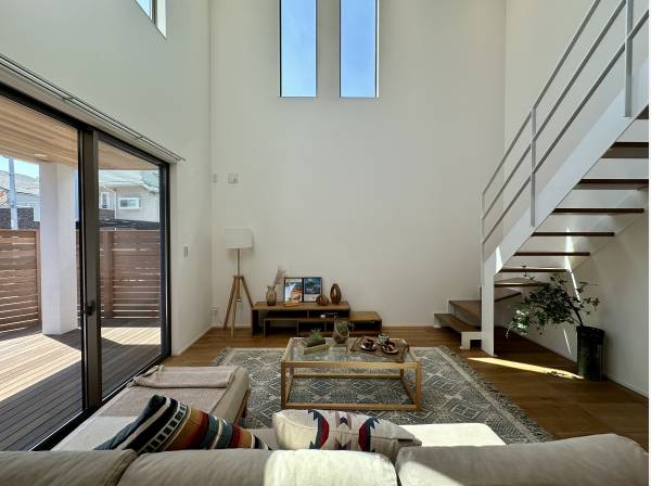 吹抜けのある約23.8帖のLDKは陽当たり、開放感良好