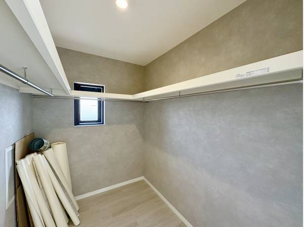 ウォークインクローゼットも広々としております
