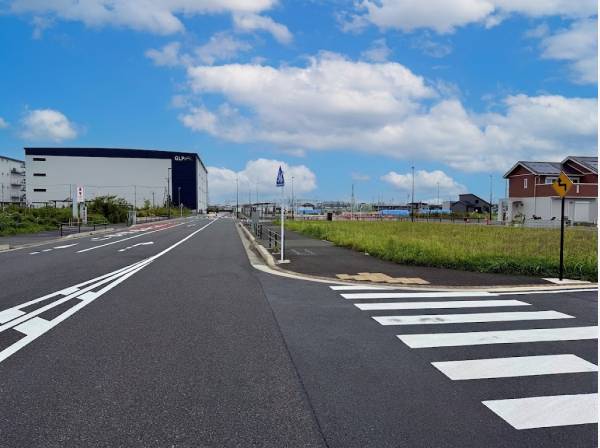 歩道が整備された見通しの良い前面道路で安心の住環境