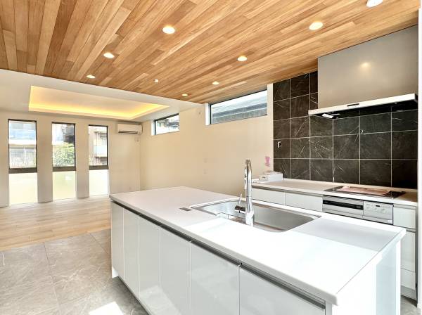 開放的な対面キッチンが主役のLDK。