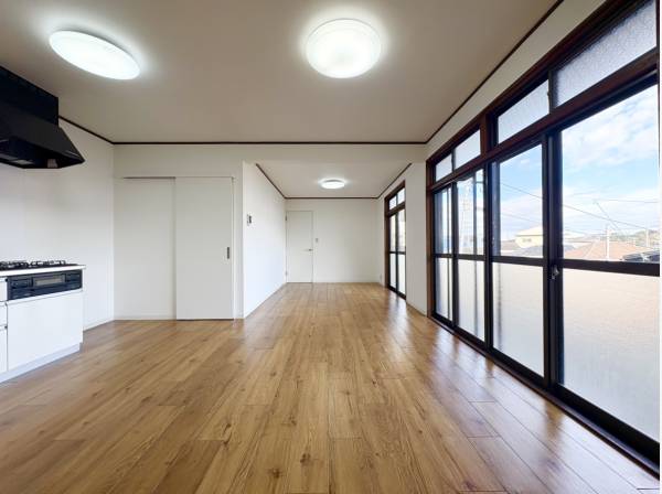 大きな掃き出し窓から陽の光がたっぷり差し込みます。