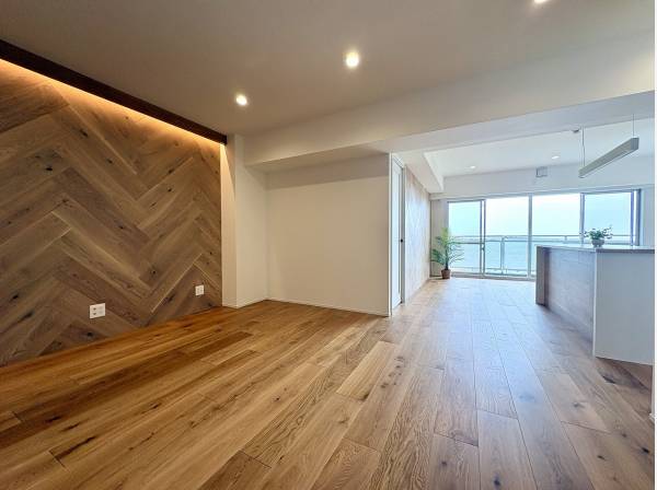 無垢の木のぬくもりが広がるリビング空間
