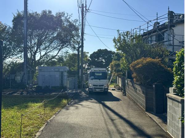 前面道路。２ｔトラックが入ってもこれ位の余裕があります。