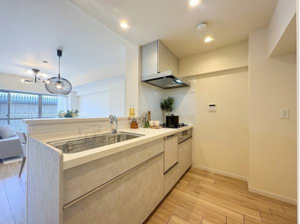 熱や汚れに強い人工大理石を使ったお洒落なキッチン