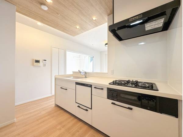 モノトーンのスッキリとした対面式キッチン