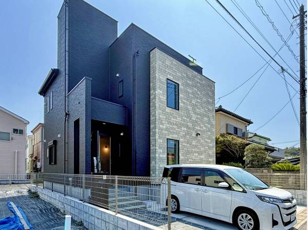 建物外観もデザイナーズ仕様で注文住宅を思わせます