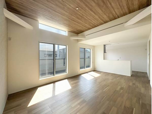 高天井のLDKは約18帖の広さがあり木質感溢れる温かさを感じます