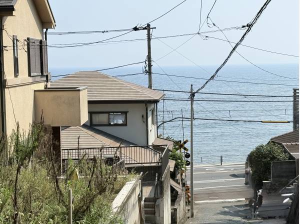 グランドレベルからもキラキラと光る相模湾を望みます。
