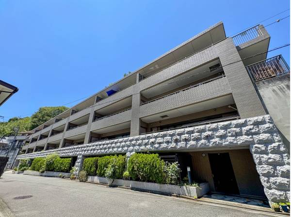 重厚感にモダニズムを纏う美しい佇まい