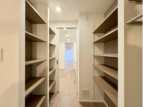 玄関収納はそのままキッチンに繋がっています