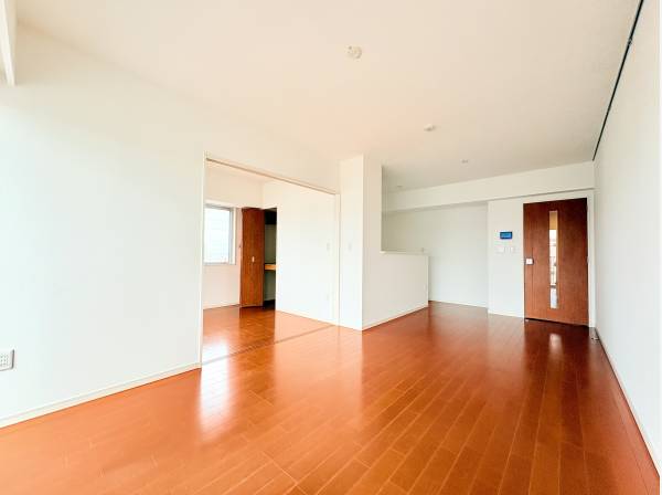 隣接する約5.8帖の洋室は、引き戸を開放してリビングと繋げて使えます