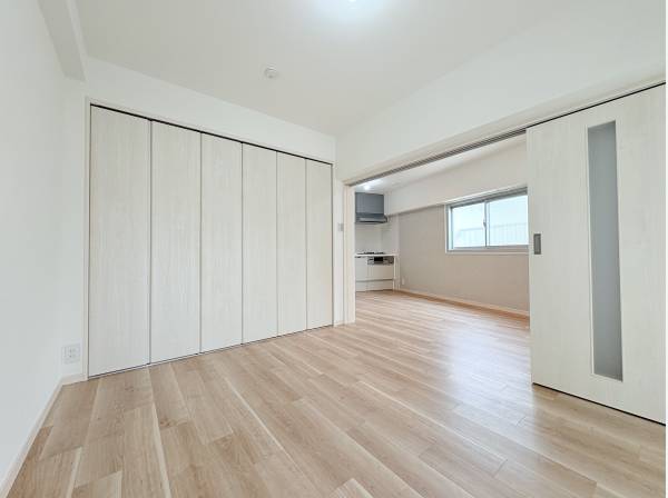 間仕切りの引き戸を開ければ、部屋が広々使えます。