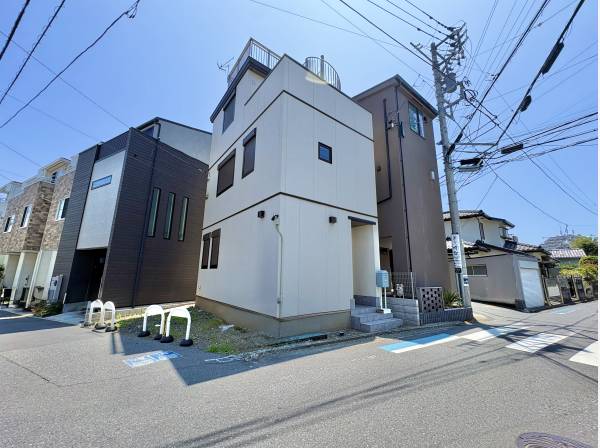 角地に建つ、セキスイハイム施工の築浅住宅。