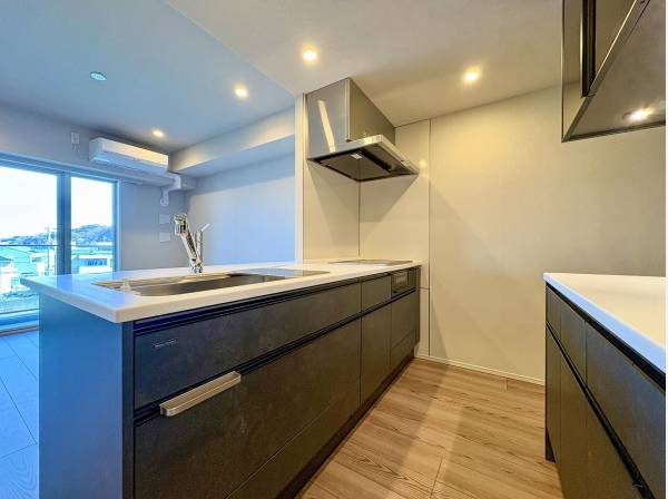 カップボード付きで収納力に優れたキッチン