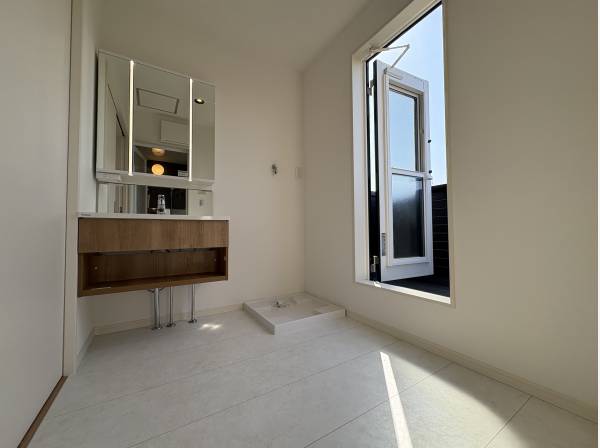 洗面所からバルコニーに出られますよ！