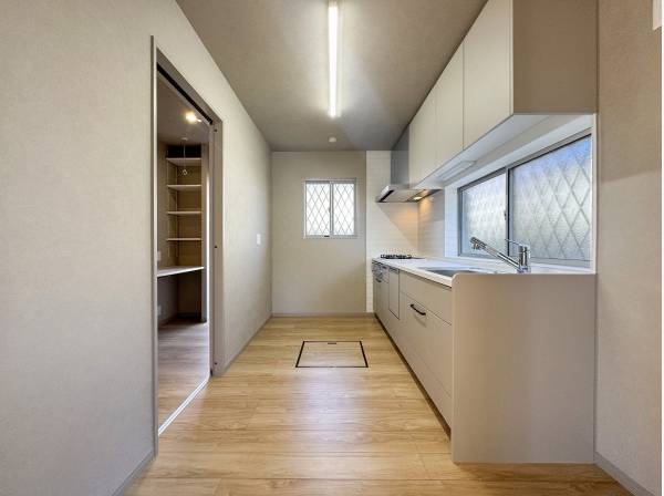 ユーティリティと繫がる同線の良いキッチン