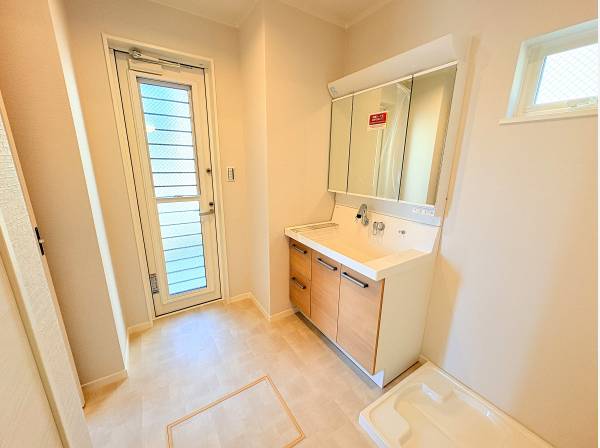 たっぷりと採光の取れる水回り