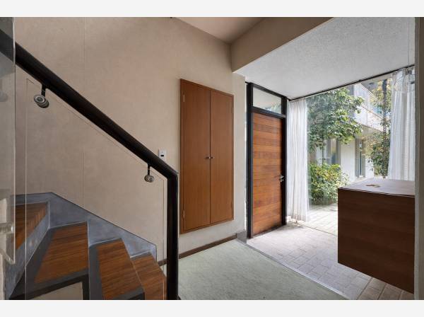 光と緑を迎え入れる、開放感あふれるエントランス空間。