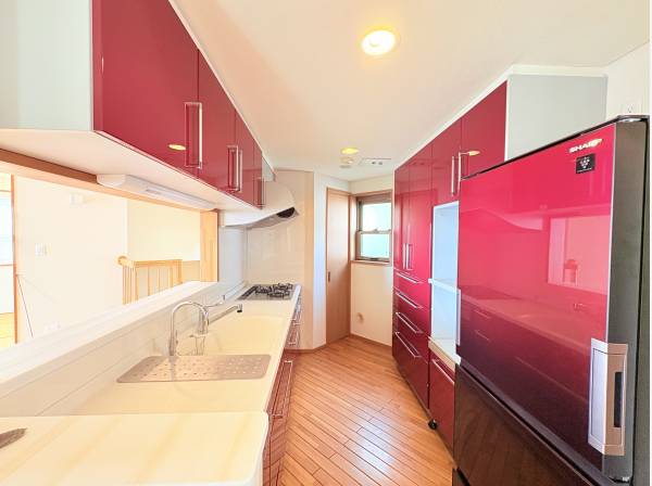 赤基調に統一されたキッチンスペース
