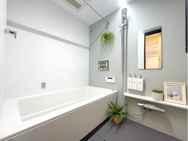 マットなテイストのバスルームで1日の疲れをリラックス