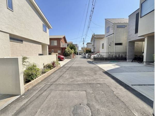 前面に通路部分があり車の出し入れもスムーズ！静かな住宅街です！