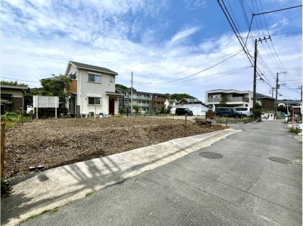 前面道路もゆとりある広さです。