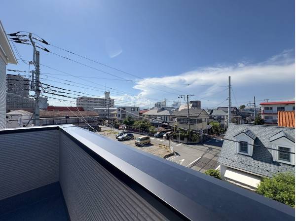 2階と3階のダブルバルコニー！角地につき見晴らしも良好