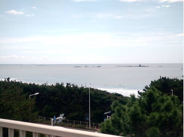 共用部の屋上からは海を眺めます。
