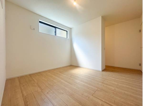 ウォークインクローゼットが完備された8帖超のゆとりある納戸