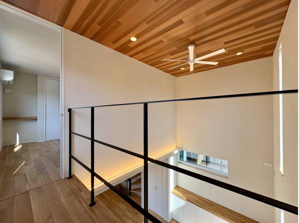 吹き抜けリビングの天井にはレッドシダー