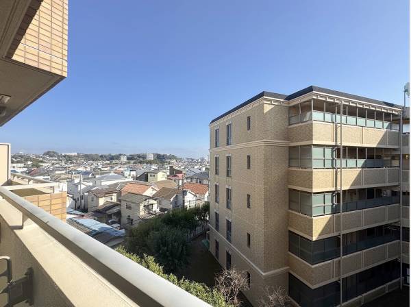 バルコニーからは開放的な湘南シティビューを満喫