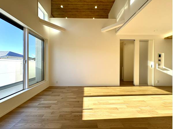 明るく開放的なリビング