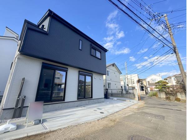 ブラック×白のバイカラーが印象的な佇まい