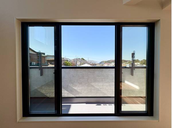 窓が大きく気持ちの良い風が入り込みます