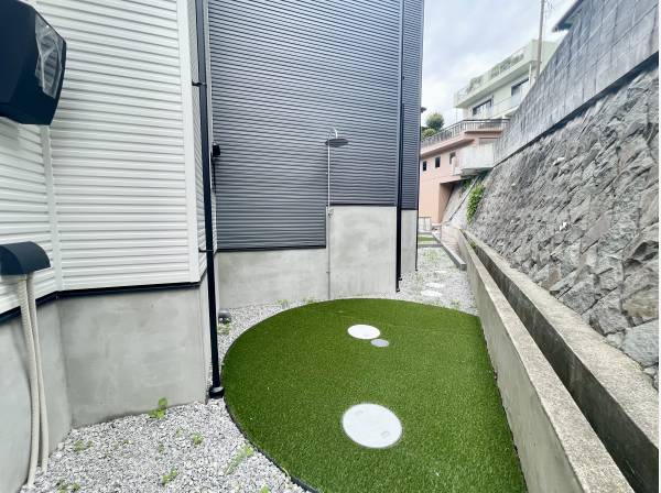 住宅裏手にはプライバシーに配慮されたシャワーブース