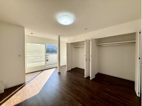 洋室にもしっかりと収納スペース！