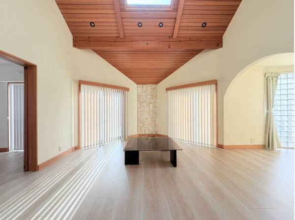 リビングも落ち着いており大変明るいです