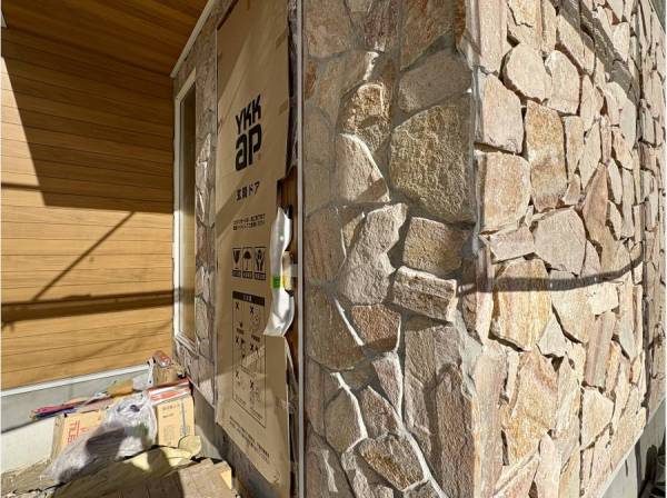 玄関周りは石壁で重厚感あるデザイン