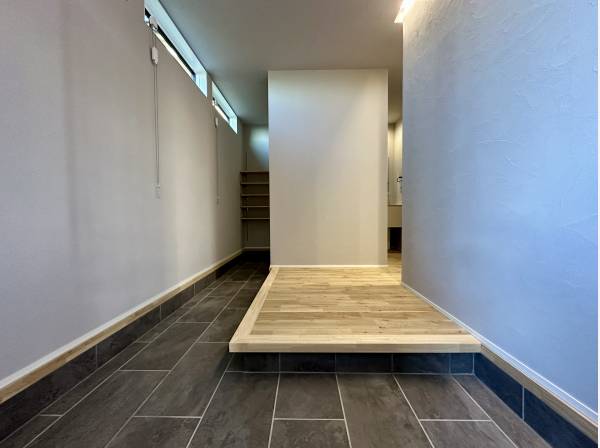 玄関スペースは広々/裏手にSICを完備