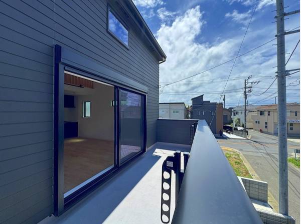 日当たりのよりバルコニー。奥行きも窓の大きさも相当なものです。