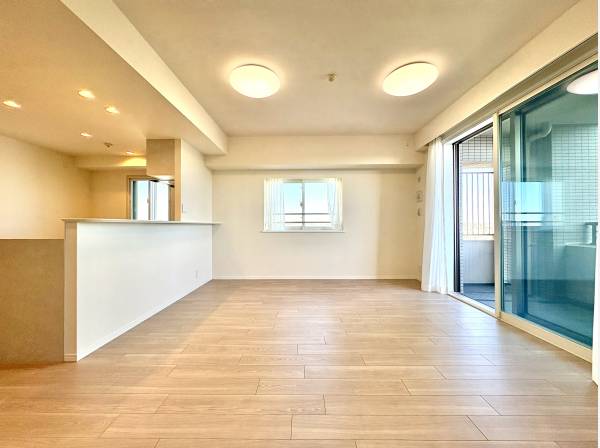 ナチュラルなリビングには床暖房完備、藤沢駅徒歩9分