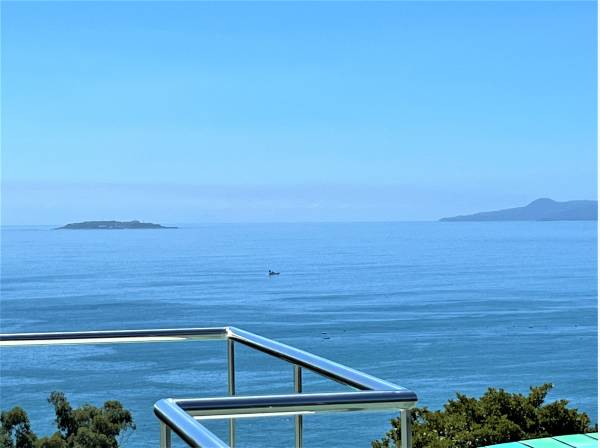 正面に浮かぶ初島、伊豆半島・・振り返ると湘南エリアの海まで展望！