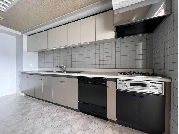 ゆとりある作業スペースと2WAY動線が魅力のキッチン