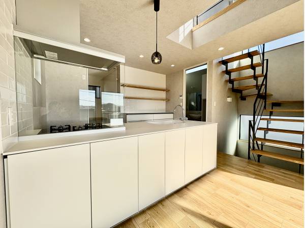 キッチンは対面式でフルフラットになっています