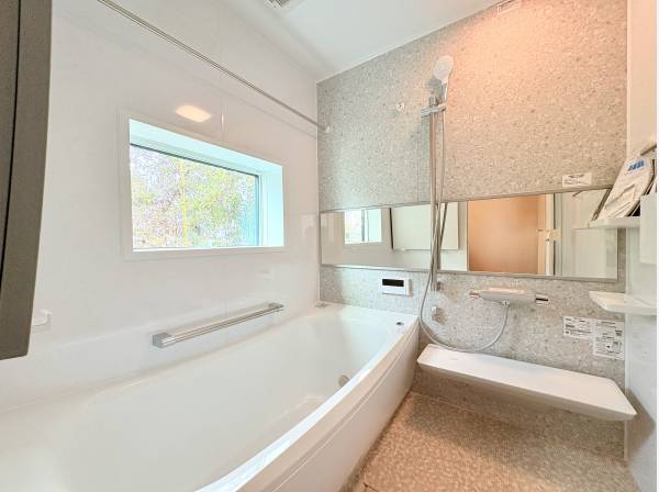 季節の風景を見ながら癒しのバスタイム