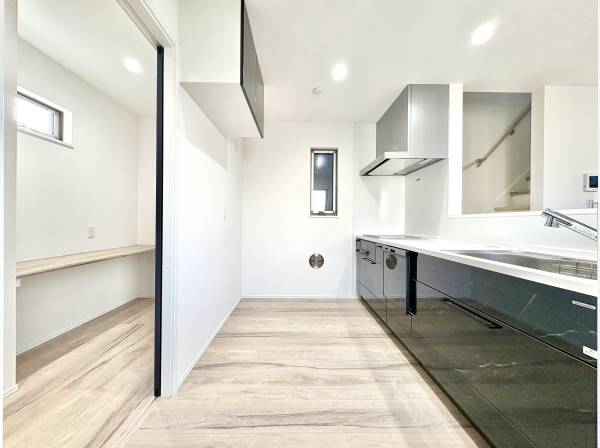 対面式システムキッチンもゆとりのスペースです。