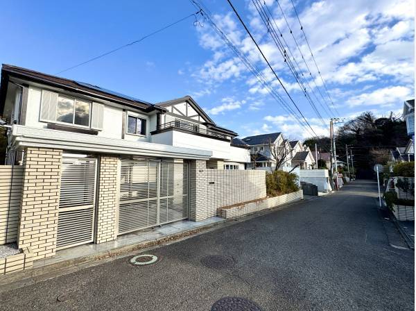塀と門扉に囲まれた落ち着きある街並みの一邸