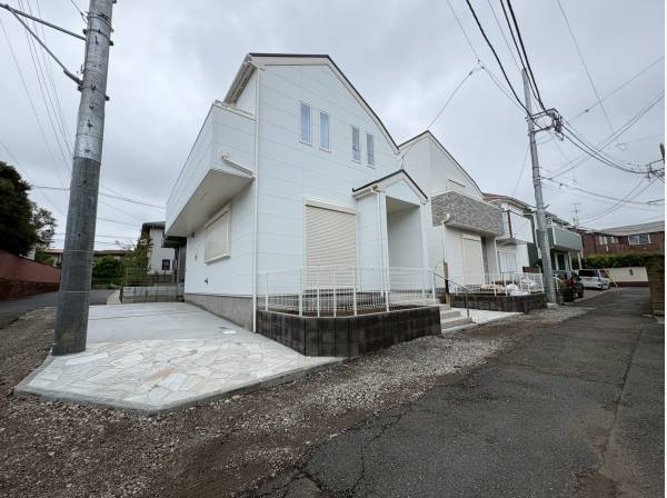湘南の街並みに映える爽やかなファサードデザイン