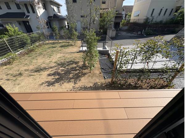 リビングの前には縁側と庭が広がります。