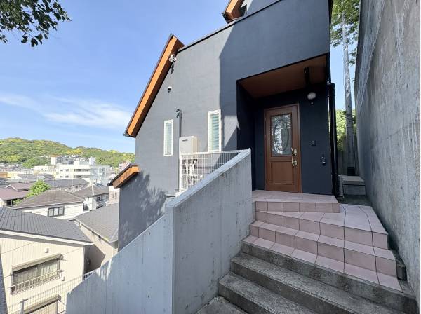 住まいの外観。階段を上がった先にあります